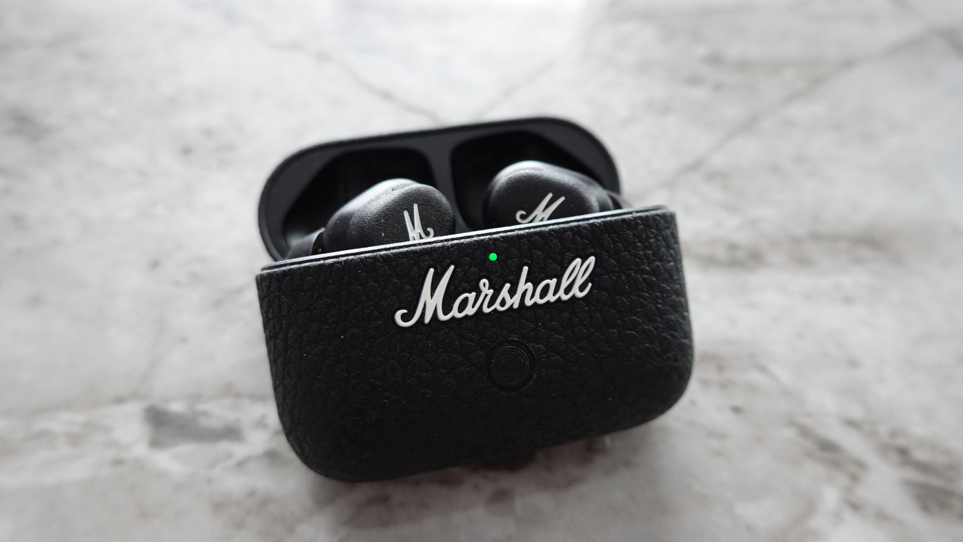 Marshall Motif II ANC in case with lid up