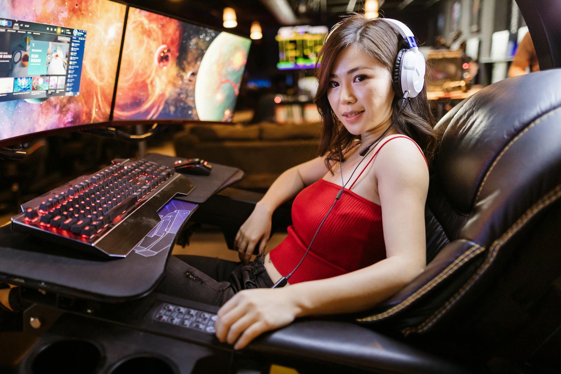 Gaming headphones placed next to high-refresh rate monitor showing game performance metrics