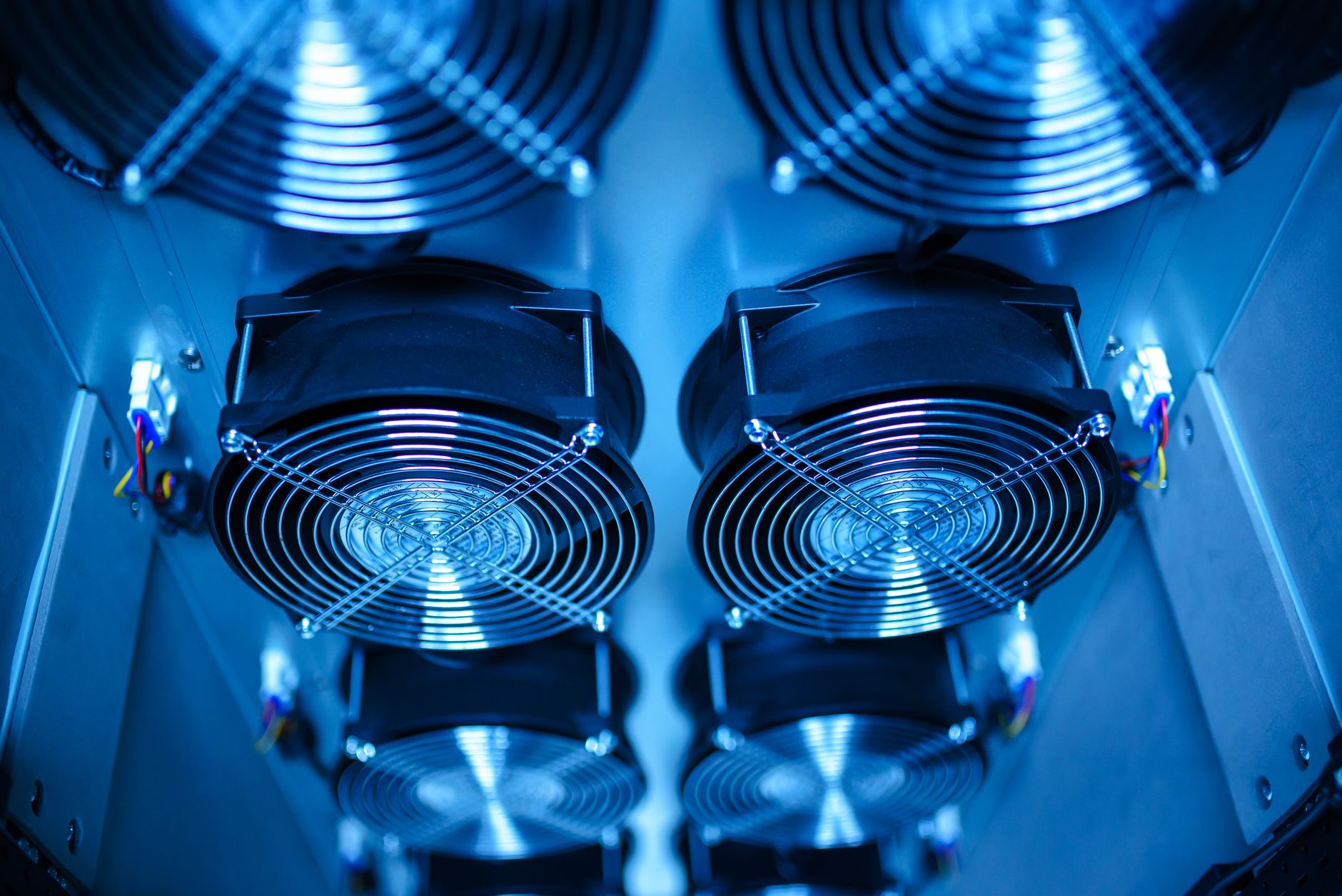 Detailed view of a GPU heatsink and fan assembly showing heat pipe design